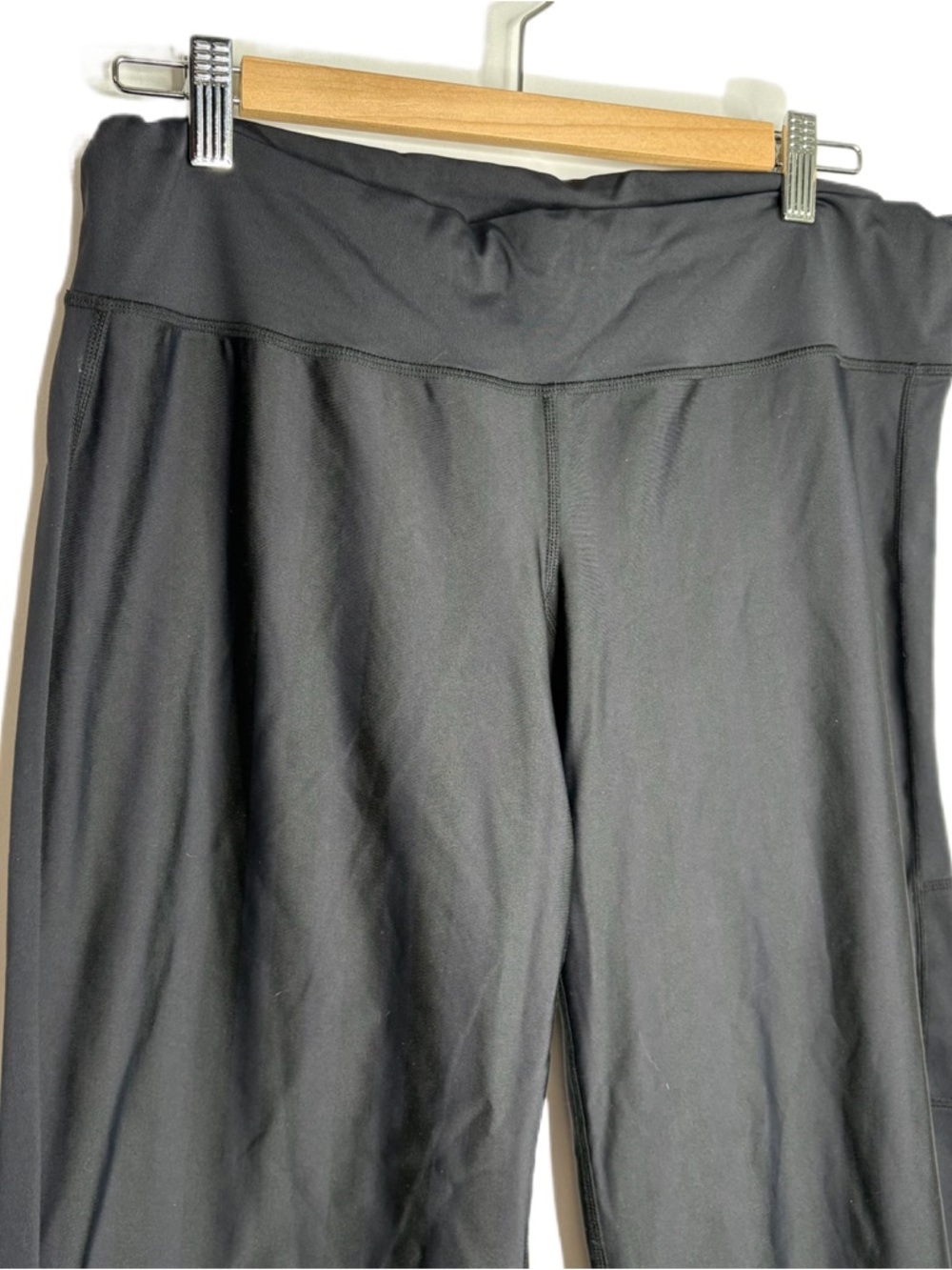 Lululemon Black Sleek Extend Crop - Picture 2 of 8